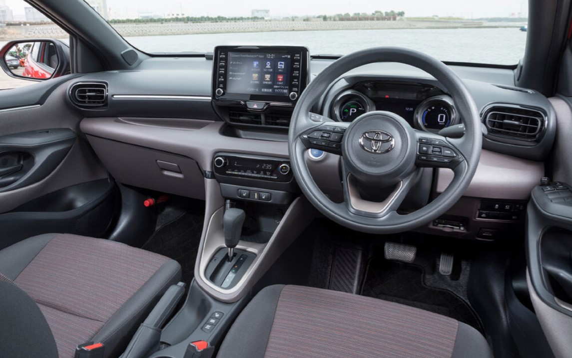 Toyota Yaris 4 поколение 2019г фото салона