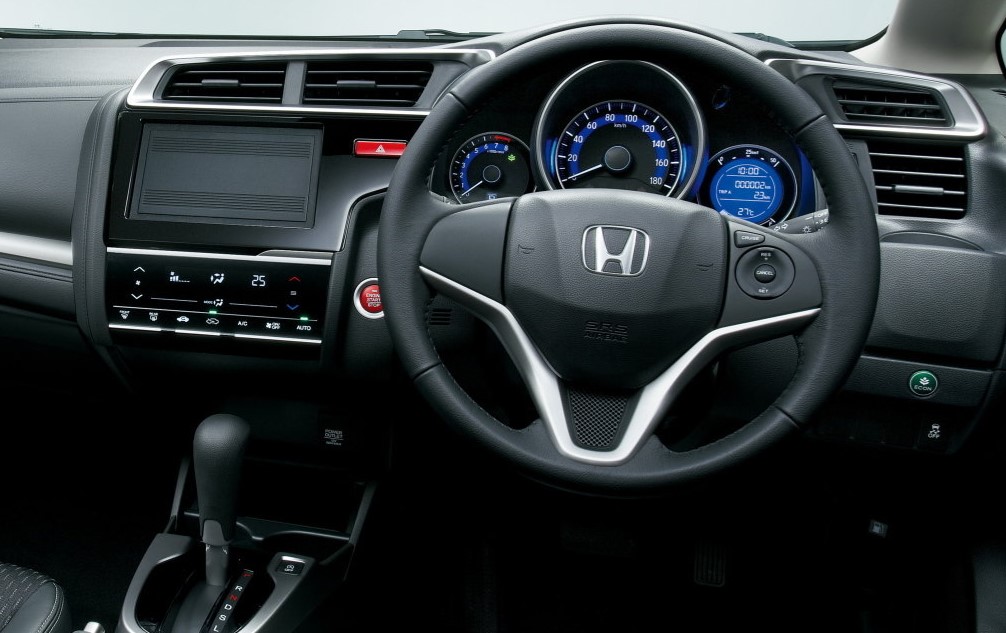 Honda Fit 3 поколение 2013г фото салона